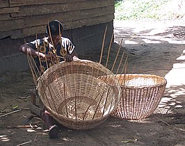 Плетение корзины в Камеруне