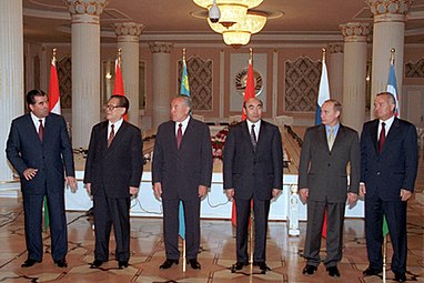 Главы стран — участниц Шанхайской пятёрки на саммите в Душанбе и Президент Узбекистана Ислам Каримов. 5 июля 2000 года.