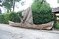 Лодка лакандонов перед музеем На-Болом в Сан-Кристобаль-де-Лас-Касас.