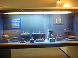 Экспозиция музея Куикуилько: керамические статуэтки и сосуды.