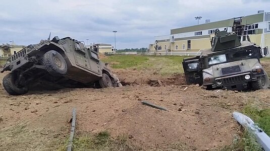 Два бронеавтомобиля Хамви, застрявшие в окопе и брошенные диверсантами на МКПП Грайворон при отступлении[30]