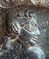 Портрет шумерского пленника на стеле победы Саргона Аккадского, ок. 2300 года до н. э.[13] Причёска заключённых (вьющиеся волосы сверху и короткие волосы по бокам) характерна для шумеров, что также видно на Штандарте Ура[14], Лувр