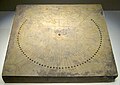 Каменные солнечные часы с разметками для игры любо. Династия Хань (II век н.э.)