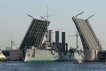 Крейсер «Аврора» проходит под разведённым Дворцовым мостом
