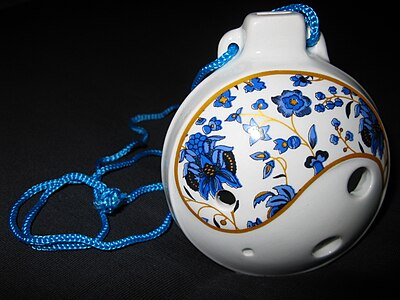 Английская сувенирная окарина-медальон китайского производства