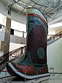 Экспонат самого большого в мире сапога - монгольского гутала. Музейный комплекс Цонжин Болдог, Монголия