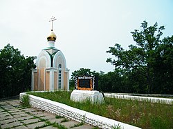 Братская могила и часовня на вершине сопки Июнь-Корань