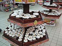 Паски (куличи) в супермаркете Киева, 2011 год.