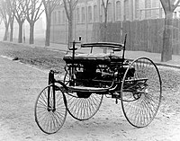 Карл Бенц в 1885 году сконструировал свой первый автомобиль.