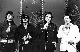 Карл Перкинс, Рой Орбисон, Джонни Кэш и Джерри Ли Льюис (слева направо) в телевизионной программе "Johnny Cash Christmas Special", 1977