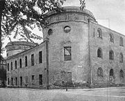 Угловая северо-западная башня Литовского замка со стороны Мойки и Тюремного переулка. Начало 1920-х годов.