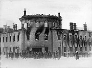 Перед сгоревшим Литовским замком со стороны Офицерского моста. После 1917 года.