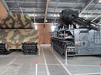 Вид с кормы. Слева — корма сверхтяжёлого танка Maus