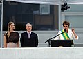 Президент Дилма Руссефф выступает с речью перед народом на трибуне для ораторов Дворца Планалту. Рядом с ней вице-президент Темер и его супруга Марсела