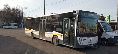 Пригородный автобус НефАЗ-5299-31-52 на стоянке рядом с Подольск, апрель 2023 года