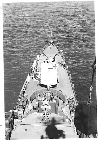 Вид с мачты на носовые 127-мм и 40-мм орудия. Эсминец «Chaffee» (DE-230)