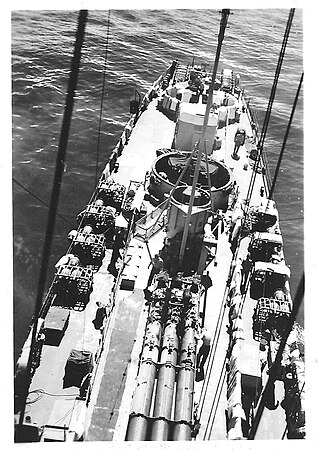 Вид с мачты на кормовые 127-мм и 40-мм орудия, бомбосбрасыватели, бомбомёты, торпедные аппараты. Эсминец «Chaffee» (DE-230)