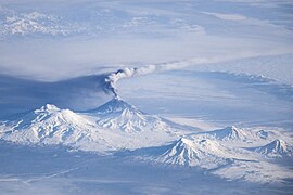 Извержение 16 ноября 2013 года. Также видны Плоская Дальняя, Толбачик, Зимина, Большая Удина, и Безымянный.
