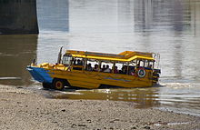Современный британский экскурсионный автобус-амфибия на реке Темза в Лондоне