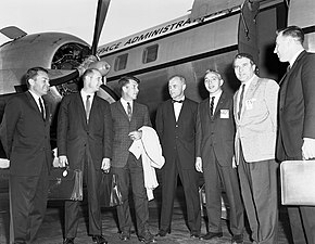 Э. Си (слева) с астронавтами и сотрудниками НАСА вместе с Вернером фон Брауном (второй справа) (сентябрь 1962)