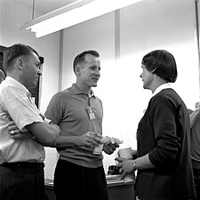 Э. Си (слева) и астронавт Эдвард Уайт беседуют с медсестрой (25 октября 1962)