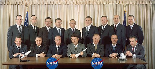 Группа астронавтов 1 и 2 наборов НАСА. Э. Си — во втором ряду четвёртый слева (19 февраля 1963)