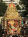 Праздничный выход Малайяппа свами за пределами храма на позолоченной колеснице в окружении паломников
