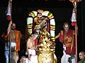 Фестивальное мурти Вишну в образе Мохини, одетой как Сарасвати и верхом на лебеде