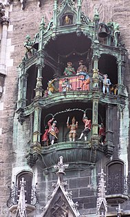 Ратуша с курантами[en] в Мюнхене, состоит из 43 колоколов и 32 фигур.