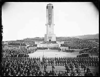 Национальный военный мемориал[en] в Новой Зеландии: карильон из 74 колоколов, включая самый большой колокол в южном полушарии («Мир», 12,5 тонны)