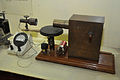 Джагадиш Чандра Бос в 1894 году был первым человеком, который создал миллиметровые волны; его искровой генератор (в коробке справа) генерировал 60 ГГц (5 мм) волны с использованием резонатора с металлическими шариками диаметром 3 мм.