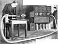 Саутворт демонстрирует волновод на встрече Institute of Radio Engineers в 1938 году, показывает 1,5 ГГц волны, проходящие через гибкий металлический шланг длиной 7,5 м, регистрируемые диодным детектором.