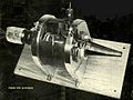 Первая коммерческая клистронная трубка General Electric, 1940 г., разрезанная для демонстрации внутренней конструкции
