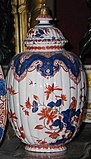 Ребристая ваза в подражание росписи японского фарфора имари. Ок. 1720 г.