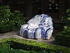 Скамейка в саду музея Принсенхоф, облицованная фаянсовыми плитками