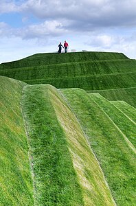 Life Mounds at Jupiter Artland[en], Шотландия; арх. Чарльз Дженкс