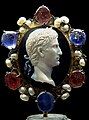 Камея с изображением Августа в короне из дуба и лавра. Сардоникс, жемчуг, сапфир, стекло. Оправа из позолоченного серебра, жемчуга, сапфиров и красного стекла XIV-XVII вв. Кабинет медалей Национальной библиотеки Франции, Париж