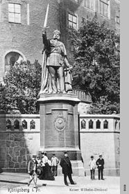 Памятник Вильгельму I перед Кёнигсбергским замком, работа Фридриха Ройша 1894 года, после Второй мировой войны переплавлен