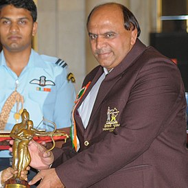 Сатпал Сингх получает премию Дроначарья в 2009