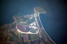 Акташское озеро — овальный водоём в центре снимка; Также здесь изображены Щелкино, Мысовое, Ленино