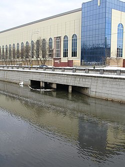 Устье Хапиловки, протекающей в коллекторе между зданиями Московского электрозавода