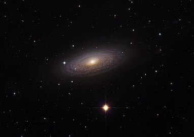 NGC 2841 — флоккулентная спиральная галактика