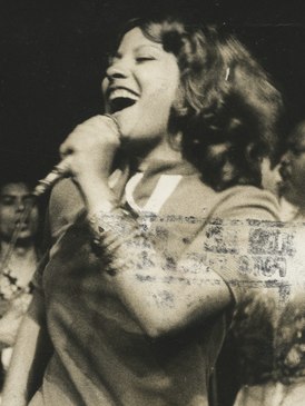 Клара Нунес на выступлении в ресторане Zicartola в 1971 году