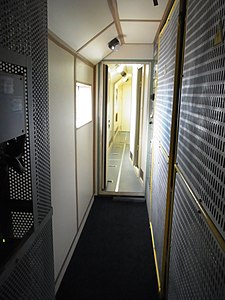 Коридор машинного отделения в модернизированном электровозе-лаборатории ЧС200-008, вид вперёд