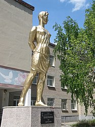 Памятник Зое Космодемьянской у школы № 72