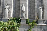 Памятники Мовсесу Хоренаци, Мхитару Гошу и Фрику перед зданием музея