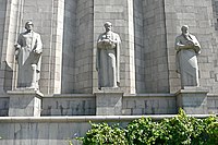 Памятники Торосу Рослину, Григору Татеваци и Анании Ширакаци перед зданием музея