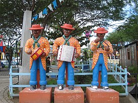 Традиционный состав аккомпанемента: барабан, аккордеон и треугольник. Каруару, штат Пернамбуку