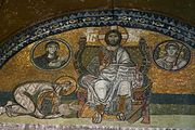 Император Лев VI (886–912) поклоняется Христу. Мозаика наверху императорских ворот в Айя Софие