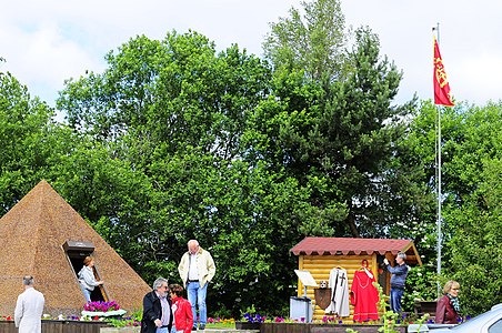 Туристическая смотровая площадка карьера «Приморский» АО «Калининградский янтарный комбинат» с янтарной пирамидой